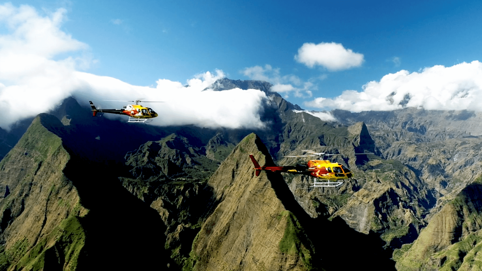Hélicoptère de Mafate Hélicoptères en survol du cirque de Mafate avec ses pitons et îlets, La Réunion
