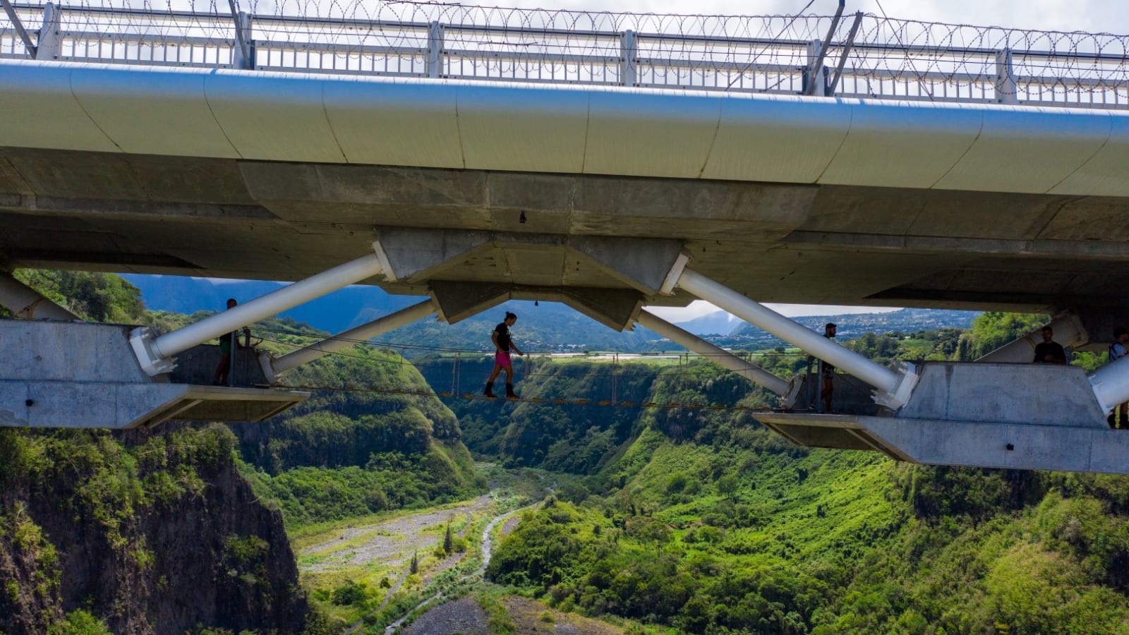 Saut à l'élastique depuis le pont du Bras de la Plaine à Saint-Pierre, vue plongeante sur les remparts, La Réunion