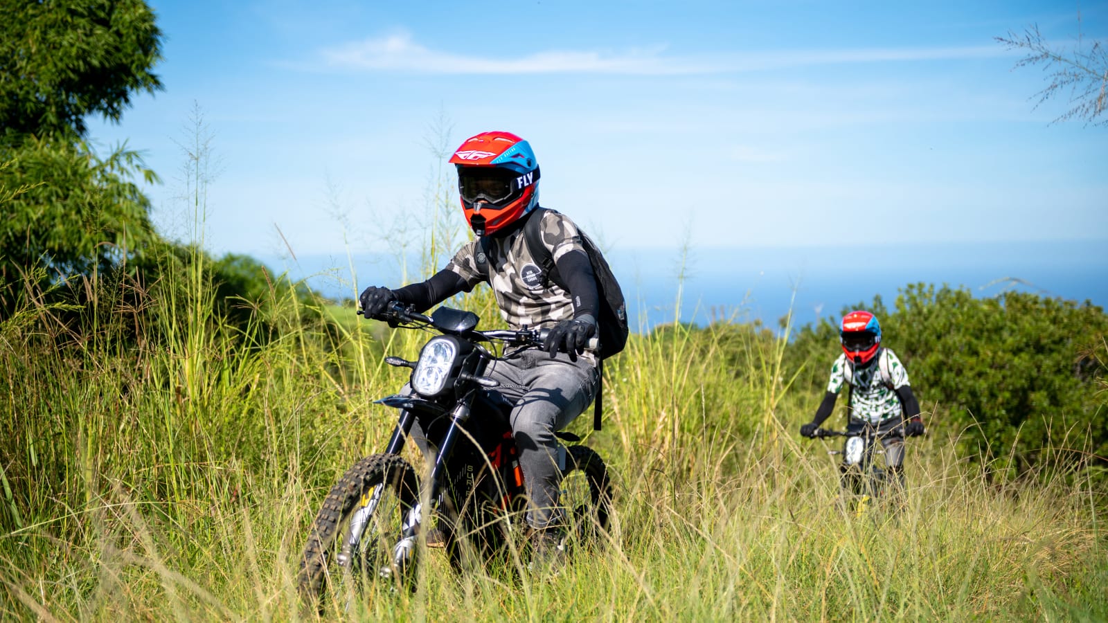 Moto électrique SUR-RON Dirt-eBike 974 sur une piste forestière près du Piton Maïdo, La Réunion