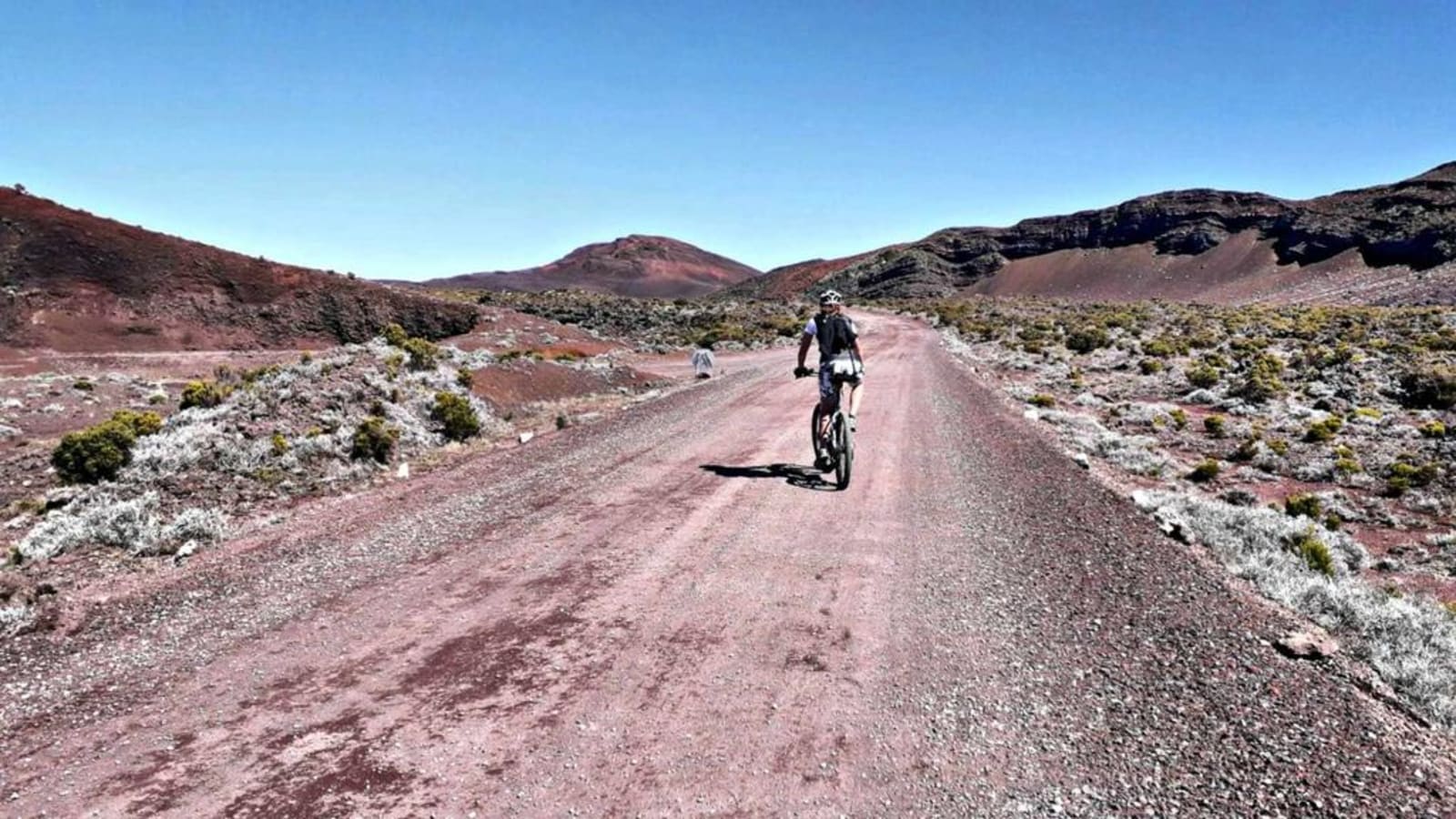 VTT à assistance électrique eBike Aventures en sortie guidée sur les pentes du Piton de la Fournaise, La Réunion