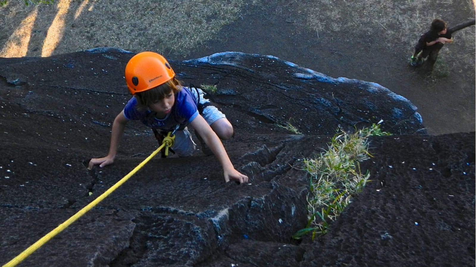 Grimpeur en grande voie sur les remparts du cirque de Cilaos avec Romain Alazard, La Réunion