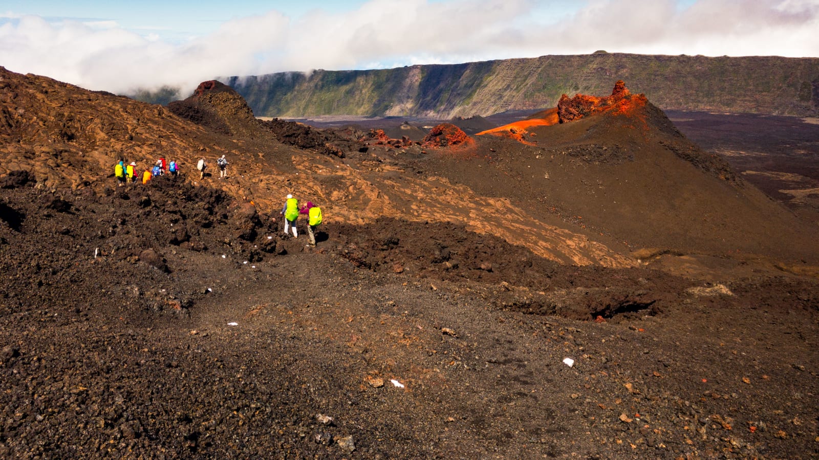 Randonneurs accompagnés par un guide BMR sur les hauteurs du cirque de Mafate, La Réunion