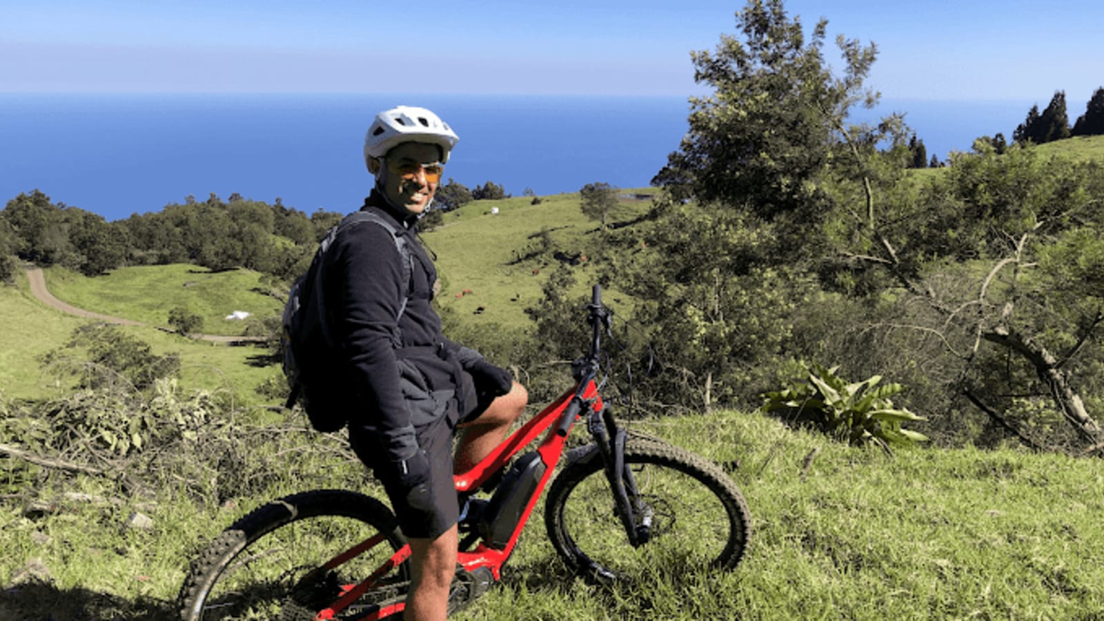 Descente VTTAE Reunion Mountain Bike sur les pentes du Piton Maïdo, panorama sur le lagon, La Réunion