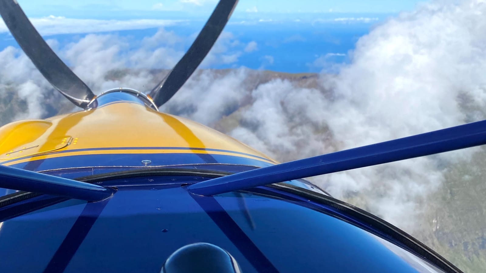 Gyrocoptère Réunion ULM en vol au-dessus des reliefs montagneux et du lagon, La Réunion