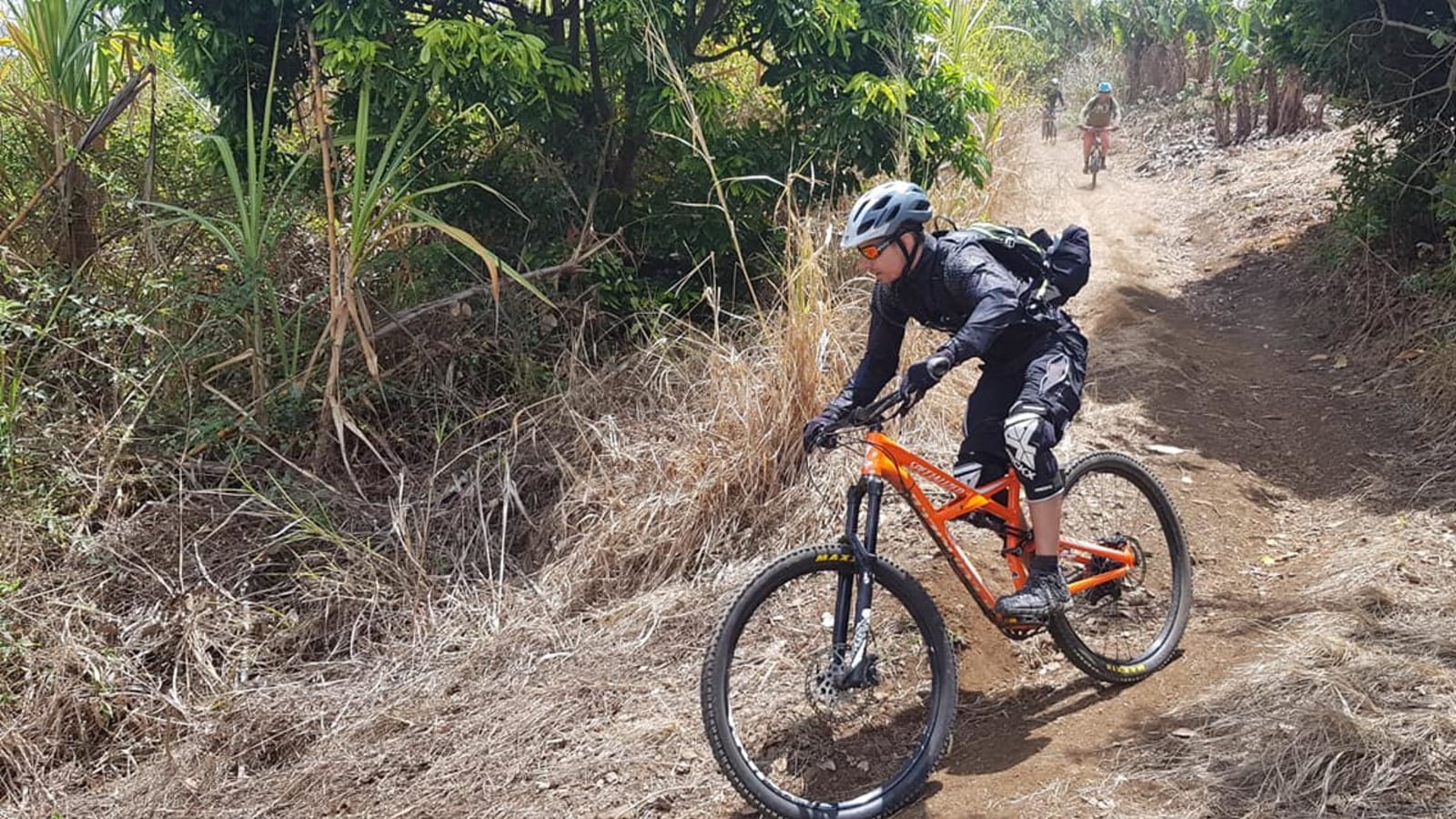 Descente VTT du Piton Maïdo avec Rando VTT, sentier escarpé et panorama sur Mafate, La Réunion