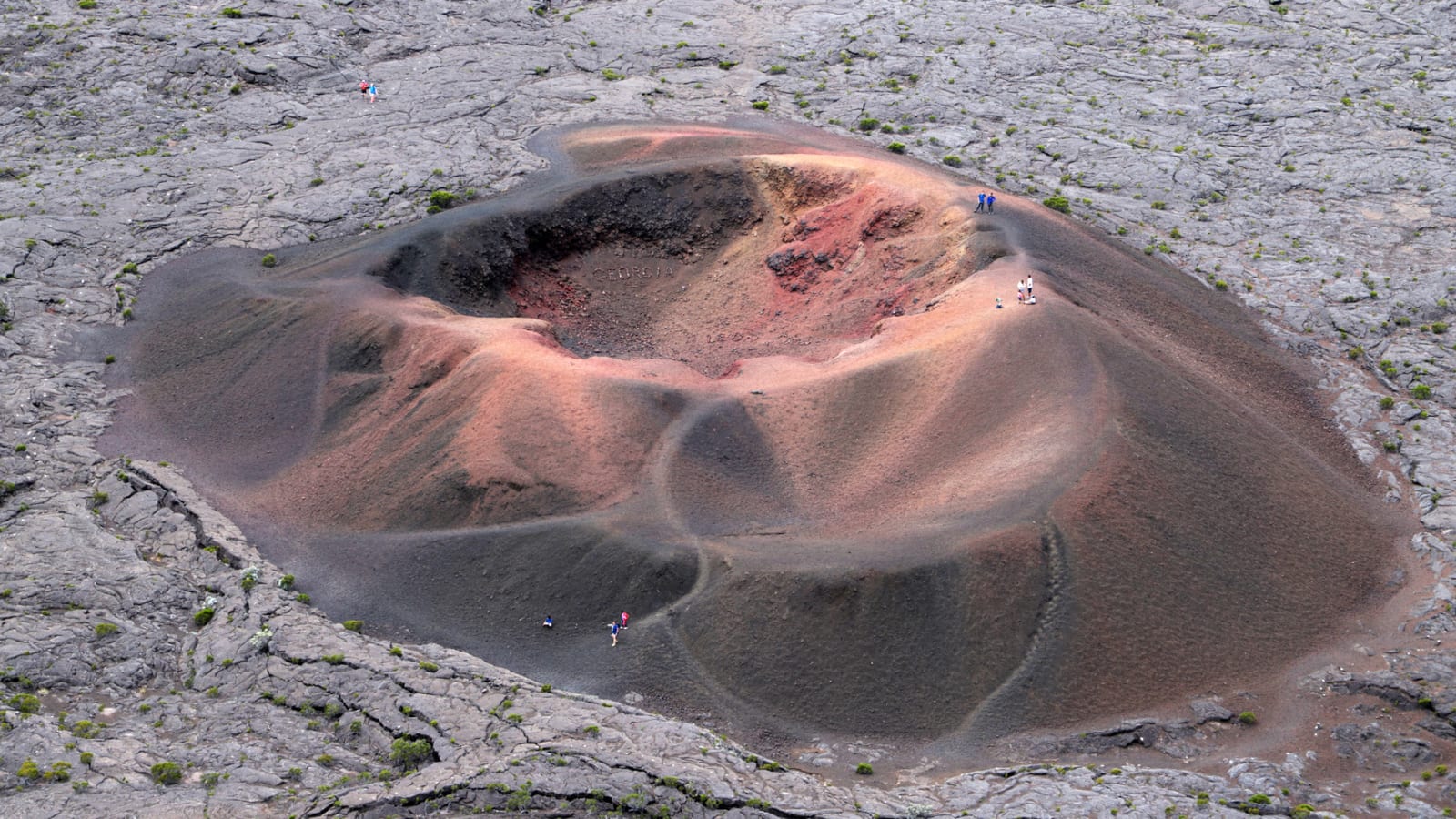 Van privé d'ANMEN'A NOU stationné sur un point de vue avec paysages volcaniques en arrière-plan, La Réunion