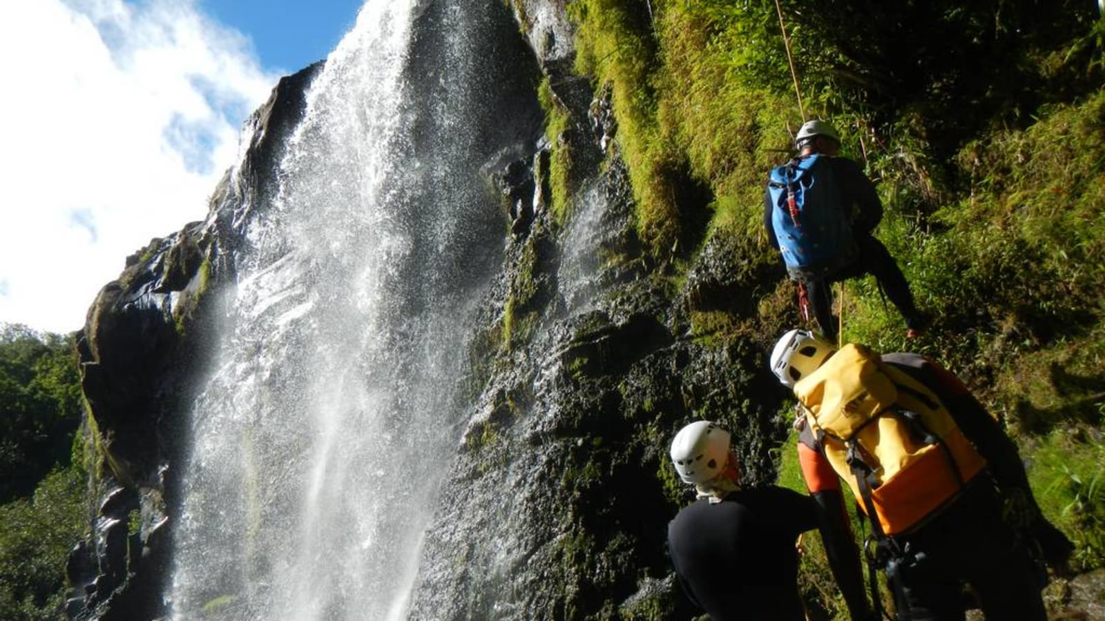 Canyoning au canyon de Sainte-Suzanne avec Adventures Reunion, descente en rappel dans une cascade, La Réunion