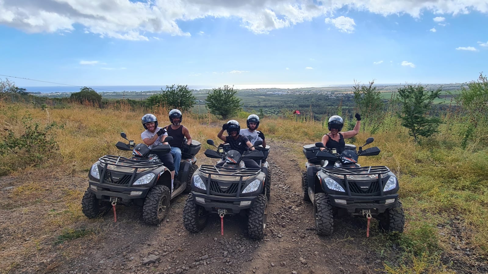 Convoi de quads CF-MOTO sur une piste forestière des Hauts de Saint-Paul vers le Maïdo, La Réunion