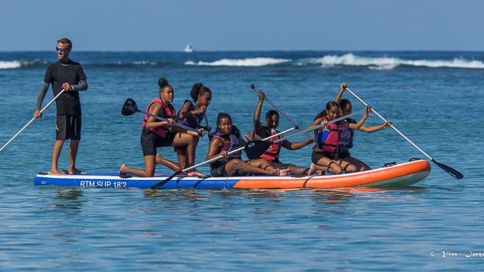 Groupe sur un Big Paddle géant Aquasens dans le lagon de Trou d'Eau, La Saline-les-Bains, La Réunion