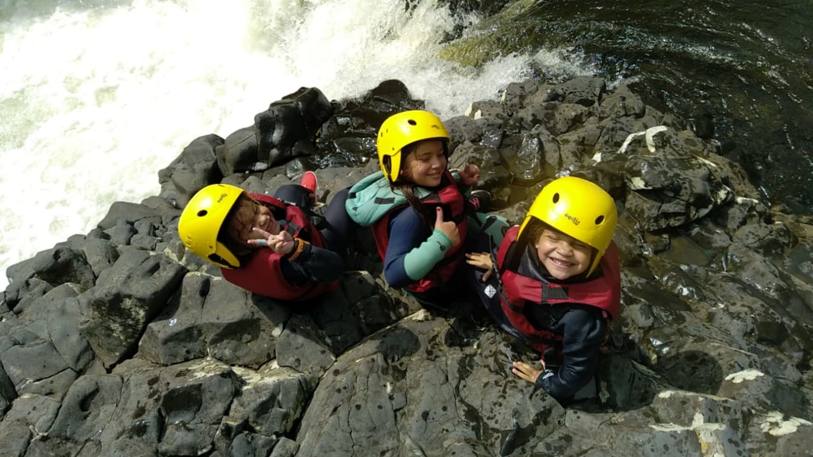 Randonnée aquatique dans la rivière des Roches avec Rando aqua Reunion, bassin clair et végétation tropicale, La Réunion