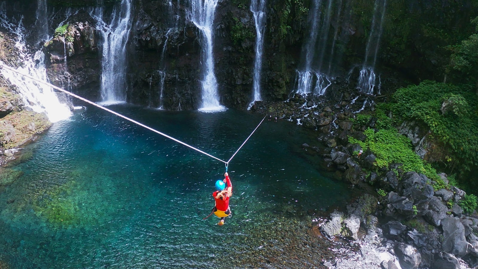 Canyoning dans la rivière Langevin avec Canyon Arrangé, descente en rappel dans l'eau verte, La Réunion