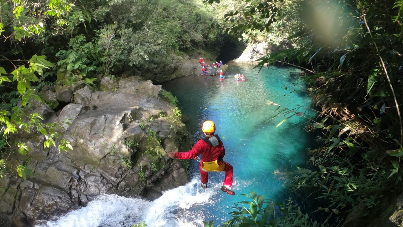 Canyoning au canyon de Fleurs Jaunes dans le cirque de Cilaos avec Cilaos Aventure, La Réunion