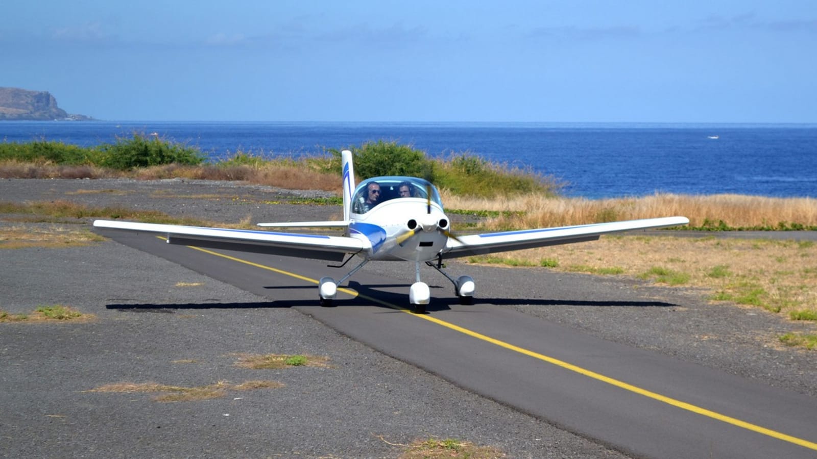 ULM Fly Réunion en vol au-dessus des cirques et reliefs de l'île, perspective aérienne sur le lagon
