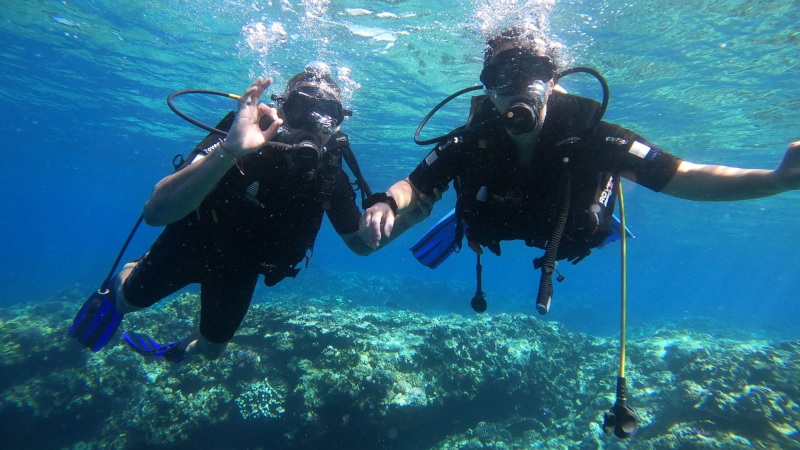 Plongeur du centre Excelsus en exploration sous-marine à la Pointe des Châteaux, Saint-Leu, La Réunion