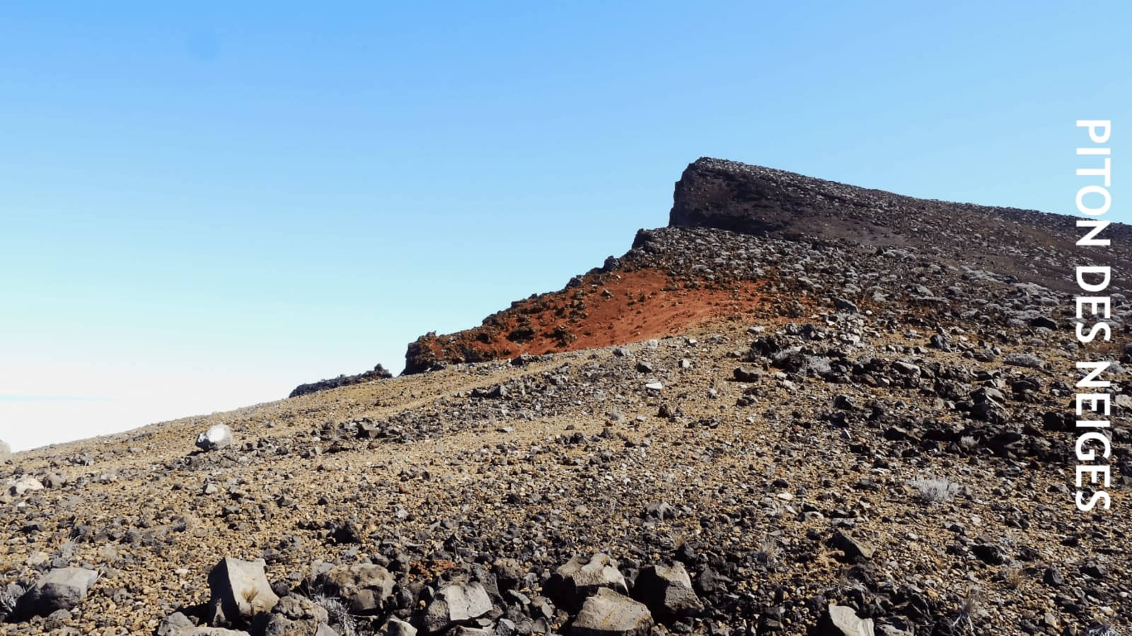 Sentier minéral conduisant au sommet du Piton des Neiges au lever du soleil, paysage volcanique du cirque de Cilaos, La Réunion
