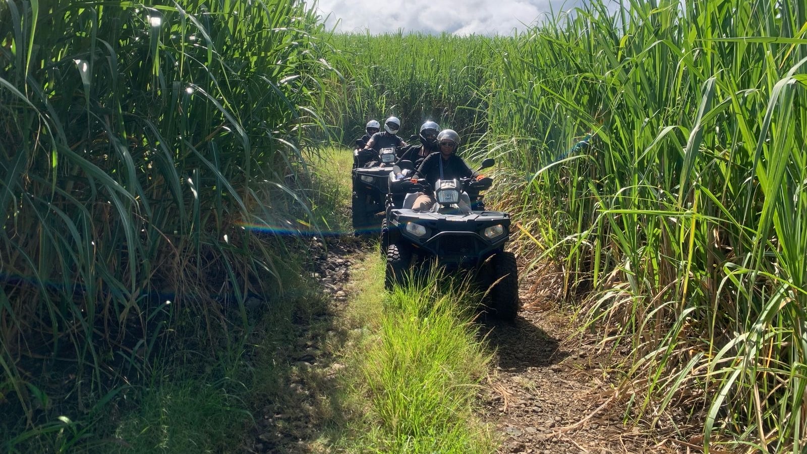 Quad et buggy Polaris d'Adventure Quad Reunion sur une piste dans les hauts de Saint-Paul, La Réunion