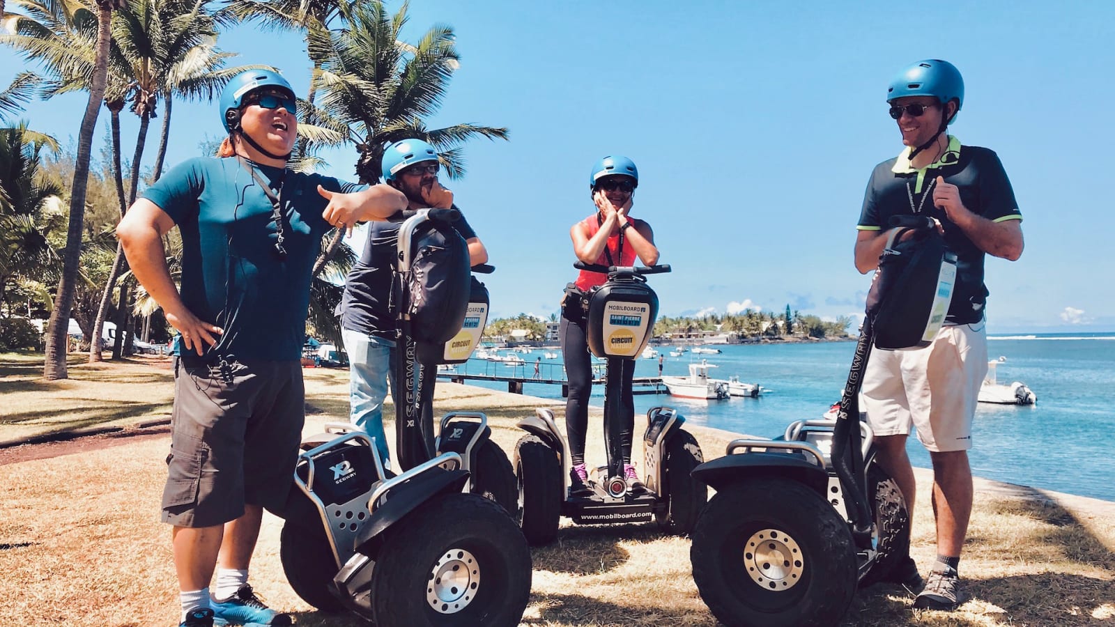 Visite guidée en segway Mobilboard à L'Étang-Salé, groupe de gyropodes sur sentier littoral, La Réunion