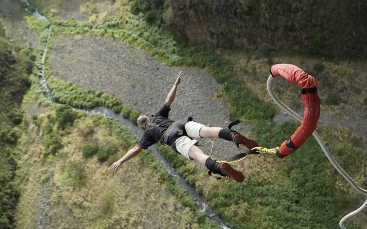 Sauteur en chute libre depuis le pont du Bras de la Plaine à La Réunion