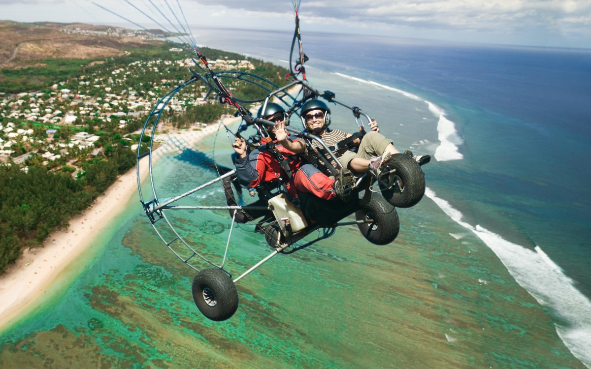 Paramoteur ULM tandem au-dessus du lagon de Saint-Gilles, La Réunion