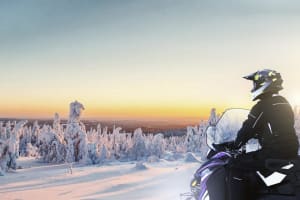 Excursion en motoneige électrique au lever du soleil dans les collines près de Rovaniemi