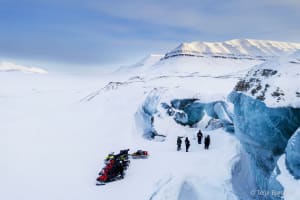 Safari en motoneige vers la côte est, Mohnbukten, terre du Roi de l'Arctique, au Svalbard