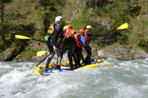  Supsquatch en el río Salzach en Werfen, cerca de Salzburgo, Austria