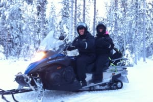 Excursion d'une demi-journée en motoneige à Rovaniemi
