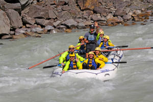 Rafting sur la rivière Kicking Horse dans les Rocheuses canadiennes, près de Banff