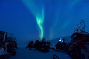 Safari en motoneige jusqu'au camp des aurores boréales dans la vallée de Sassendalen au Svalbard