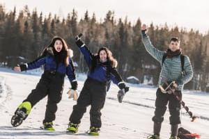 Excursion en raquettes dans la nature sauvage en Laponie près de Rovaniemi