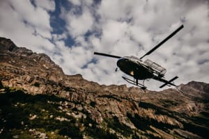 Vuelo en helicóptero y pesca lacustre en las Rocosas canadienses desde el lago Abraham