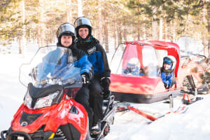 Sortie familiale en motoneige depuis Rovaniemi