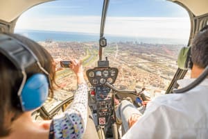 Visita guiada, paseo en barco y vuelo en helicóptero sobre Barcelona