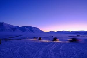 Excursion en motoneige à travers le Svalbard au printemps