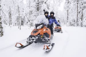 Excursion en motoneige depuis Levi avec pause dans un authentique café lapon
