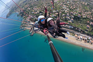 Vuelo en parapente biplaza sobre Altavilla Milicia, cerca de Palermo, Sicilia