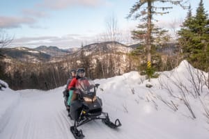 Excursion guidée en motoneige au Saguenay depuis L’Anse-Saint-Jean