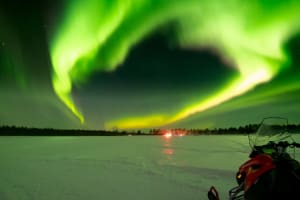 Chasse aux aurores boréales en motoneige à Levi 
