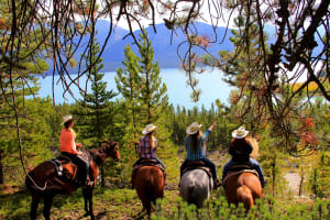Vuelo en helicóptero y paseos a caballo en el corazón de las Rocosas canadienses, en Alberta