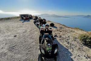 Safari en quad desde la playa de arena negra de Perissa en Santorini