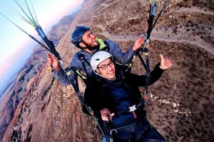 Parapente au dessus du plateau de Kik depuis Marrakech, Maroc