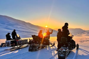 Excursion en motoneige au crépuscule dans le Nordenskiöldland depuis Longyearbyen au Svalbard
