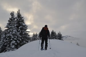 Randonnée en raquettes à Megève, face au Mont Blanc