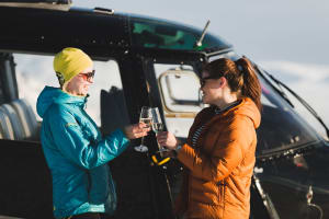 Hubschrauber-Panoramaflug und Happy Hour auf einem Gipfel bei Reykjavik