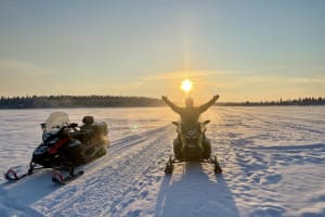 Excursion de jour en motoneige dans la nature arctique près de Kiruna