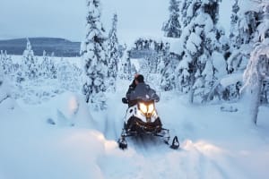 Excursion en motoneige à l'ICEHOTEL depuis Kiruna