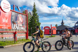 Excursión en verano en Fat Bike eléctrica al pueblo de Papá Noel en Rovaniemi