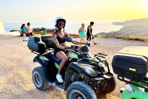 Excursión de descubrimiento y almuerzo en quad desde Perivolos en Santorini