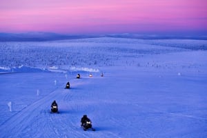 Excursion en motoneige et pêche sur glace à Rovaniemi