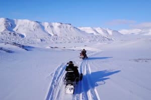 Motoneige historique le long de la côte ouest du Spitzberg au Svalbard